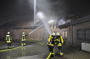 FW-KLE: Containerbrand führt zu ausgedehntem Dachstuhlbrand an einem Drogeriemarkt / Hausbewohner mussten von der Feuerwehr evakuiert werden