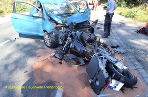 Feuerwehr Plettenberg: FW-PL: Frontalzusammenstoss PKW und Motorrad. Kradfahrer schwer, PKW-Insassen leicht verletzt, Hund entlaufen