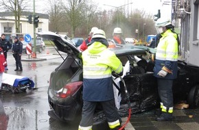 Feuerwehr Essen: FW-E: Verkehrsunfall - eine verletzte Person