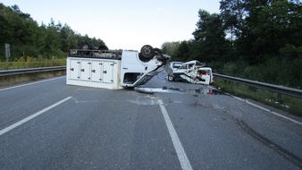 Polizeipräsidium Westpfalz: POL-PPWP: Mehrere Verletzte bei Unfall mit Oldtimern