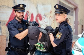 Polizeipräsidium Mittelfranken: POL-MFR: (51) Raubüberfall auf Bekleidungsgeschäft - Sieben Tatverdächtige festgenommen - Einladung zur Pressekonferenz