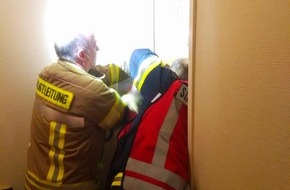 Freiwillige Feuerwehr Bedburg-Hau: FW-KLE: Rettungsdienst und Feuerwehr Bedburg-Hau retten hilflose Seniorin