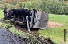Polizeipräsidium Südosthessen: POL-OF: Von Fahrbahn abgekommen: Sattelzug mit Hackschnitzeln umgekippt