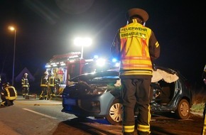 Freiwillige Feuerwehr Celle: FW Celle: Verkehrsunfall - eine Person im Fahrzeug eingeschlossen