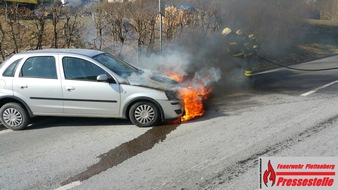 Feuerwehr Plettenberg: FW-PL: OT-Eiringhausen. Plötzlich schlugen Flammen aus dem Motorraum. Feuerwehr löschte Fahrzeugbrand