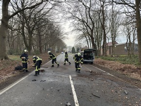 FW-AUR: Baum-Aufprall rei&szlig;t Motorblock aus PKW