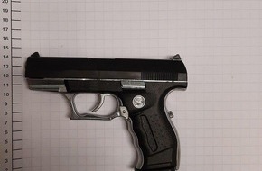 Bundespolizeidirektion Sankt Augustin: BPOL NRW: Täuschend echt - Bundespolizei stellt Spielzeugwaffe sicher