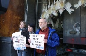 PETA Deutschland e.V.: Spektakuläre Aktion deckt Missstände in QS-Qualitäts-Betrieben auf