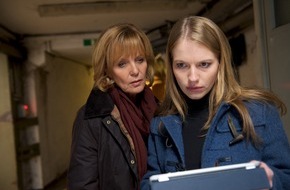 ZDFneo: ZDF-Samstagskrimi "Kommissarin Lucas - Bittere Pillen" / Nina Kunzendorf als Kontrahentin von Ulrike Kriener (BILD)