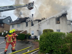 FW-Velbert: Wohnhaus brennt nieder