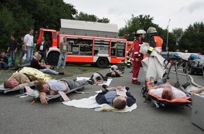 Feuerwehr Essen: FW-E: Verkehrsunfall mit Linienbus, groß angelegte Übung in Essen-Bergeborbeck