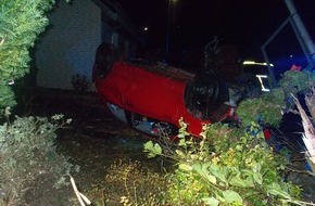 Polizei Minden-Lübbecke: POL-MI: Kleinwagen verwüstet Vorgarten: Fahrer alkoholisiert und durch Handy abgelenkt (FOTO)