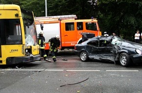 Feuerwehr Essen: FW-E: Verkehrsunfall, PKW gegen Straßenbahn, PKW-Fahrer schwer verletzt