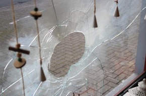 Polizei Dortmund: POL-DO: Böller auf Schaufenster geklebt und angezündet: Polizei sucht Zeugen nach Sachbeschädigungen in Lünen