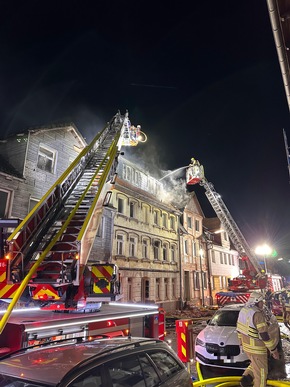 FW Helmstedt: Geb&auml;udebrand mit Menschenrettung