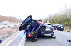 Feuerwehr Dortmund: FW-DO: Unfall auf der B1 - Ein Fahrer wurde eingeklemmt