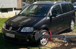 Polizei Bielefeld: POL-BI: Vierjähriger fährt mit Auto auf Spielplatz