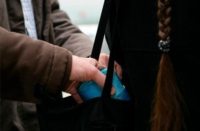 Bundespolizeidirektion Sankt Augustin: BPOL NRW: Geben Sie Taschendieben keine Chance" - Bundespolizei warnt zur Osterreisezeit mit ihren Präventionsbeamten vor Taschendieben