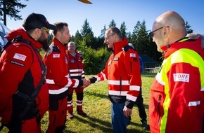 DRF Luftrettung: Hoher politischer Besuch bei der DRF Luftrettung / Bundeskanzler Friedrich Merz nimmt am Windentraining der Station Dortmund teil