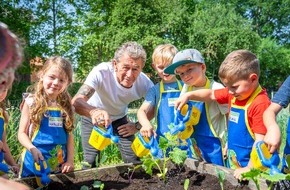 EDEKA ZENTRALE Stiftung & Co. KG: Gemüsebeete für Kids auf Gut Dietlhofen / EDEKA Stiftung und Peter Maffay gärtnern gemeinsam mit Tabaluga-Kids