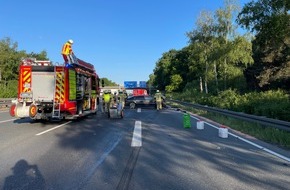 Freiwillige Feuerwehr Lehrte: FW Lehrte: Verkehrsunfall zwischen PKW und LKW auf der Autobahn - LKW behindern über vier Fahrspuren nebeneinander die Anfahrt der Rettungskräfte