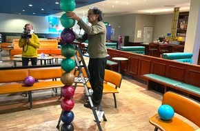 REKORD-INSTITUT für DEUTSCHLAND: Ohne Klebstoff: 10 Bowlingkugeln aufeinandergetürmt – Künstler Volker Paul stellt Weltrekord im Bowlingkugel-Hochstapeln ein