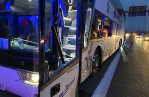 Polizeidirektion Landau: POL-PDLD: Verkehrsunfall zwischen LKW und Doppeldeckerbus