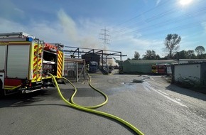 Feuerwehr Gelsenkirchen: FW-GE: Feuer auf Freigelände eines Rohstoffhandels in Gelsenkirchen-Ückendorf