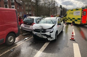 Polizei Aachen: POL-AC: Drei Verletzte nach Unfall