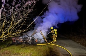 Feuerwehr Detmold: FW-DT: Pkw-Brand in Pivitsheide