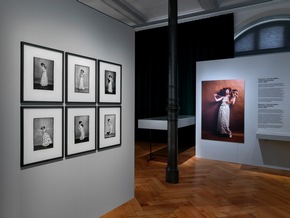 Ausstellung im Textilmuseum St.Gallen: „Mise en Scène. Modefotografie von der Belle Epoque bis heute“ eröffnet