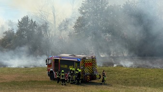 Feuerwehr MTK: Großeinsatz bei Vegetationsbrand in Hattersheim: Mehr als 200 Einsatzkräfte bekämpfen ausgedehnten Wiesen- und Waldbrand - umfangreiche Nachlöscharbeiten dauern an