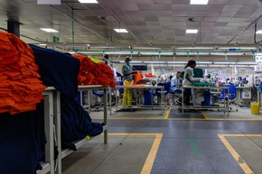 From Field to Fashion: Cotton made in Africa unterstützt den Aufbau der westafrikanischen Textilproduktion in Benin