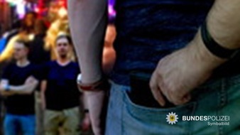 Bundespolizeidirektion M&uuml;nchen: Bundespolizeidirektion M&uuml;nchen: Diebstahl dank Videoauswertung aufgekl&auml;rt / Taschendieb im ICE festgenommen