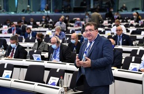 Europäischer Ausschuss der Regionen: Regionen und Städte begrüßen die Brieftasche für die europäische digitale Identität, drängen aber auf starke Schutzvorkehrungen/ Staatssekretär Mark Weinmeister stellt Stellungnahme in Brüssel vor