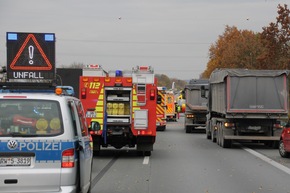 FW-WRN: 2RTW_1NEF - BAB1 Fahrtrichtung Köln - VU PKW / LKW