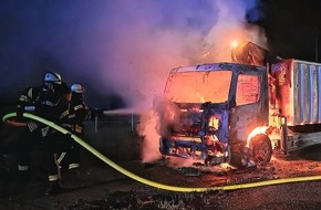 Freiwillige Feuerwehr Celle: FW Celle: LKW-Brand in der Nacht