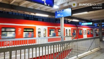 Bundespolizeiinspektion Kassel: BPOL-KS: Cantusbahn mit Stein beworfen