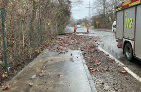 Feuerwehr Dortmund: FW-DO: Wasserrohrbruch an der Rüschebrinkstraße - PKW bleibt im Wasser stecken