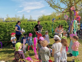 Zum Tag der Kinderbetreuung: Springfrösche danken Erzieher*innen mit Piñata-Herzen im Garten