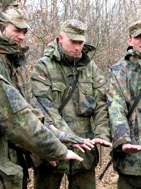 Deutsche Marine - Pressemeldung (Reportage): Mit einem blauen Herzen dabei - ein Hamburger und ein Sachse bei den Marineschutzkräften