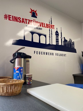 FW-Velbert: Neuer Versorgungsanhänger für die Feuerwehr Velbert übergeben