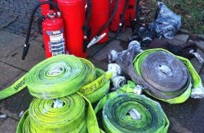 Feuerwehr Essen: FW-E: Brennt Unterholz und Gestrüpp auf 15.000 Quadratmetern, Polizeihubschrauber kreist über der Brandstelle