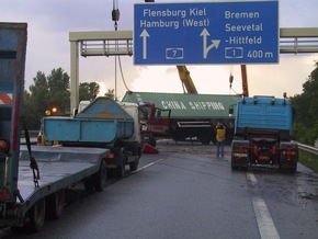 POL-WL: Sattelzug prallt gegen Schilderbrücke, Fahrer schwer verletzt