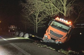 Polizei Minden-Lübbecke: POL-MI: Lastwagen rutscht in Graben
