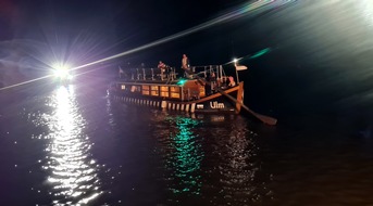 Kreisfeuerwehrverband Lüchow-Dannenberg e.V.: FW Lüchow-Dannenberg: +++ nächtliche Rettung auf der Elbe +++ "Ulmer Schachtel" läuft bei geringem Wasserstand auf Grund +++ Feuerwehr evakuiert über 30 Personen +++