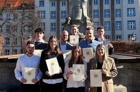 Hauptzollamt Augsburg: HZA-A: Berufseinsteiger beim Hauptzollamt Augsburg/Jetzt Karriere beim ZOLL starten!