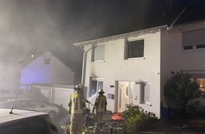 Freiwillige Feuerwehr Burscheid: FW Burscheid: Gebäudebrand am Abend - Bewohner verletzt sich bei Löschversuch leicht