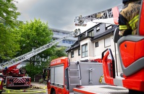 Feuerwehr Essen: FW-E: Dachstuhlbrand in Mehrfamilienhaus - Hund aus Wohnung gerettet