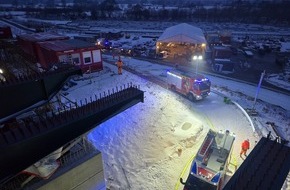 Kreisfeuerwehrverband Rendsburg-Eckernf&ouml;rde: FW-RD: Brennende Acetylenflasche sorgt f&uuml;r umfangreiche Sperrungen auf der A7 und dem Nord-Ostsee-Kanal